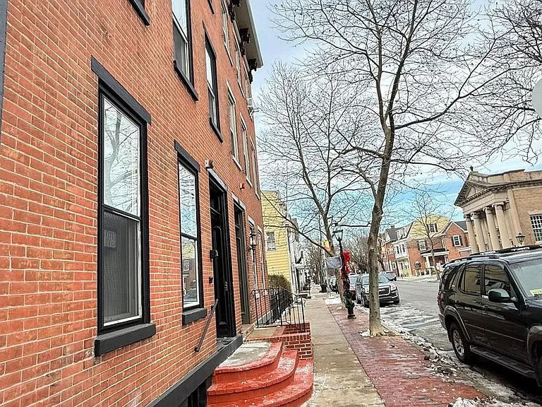 348 Farnsworth Ave #1 — Photo 2