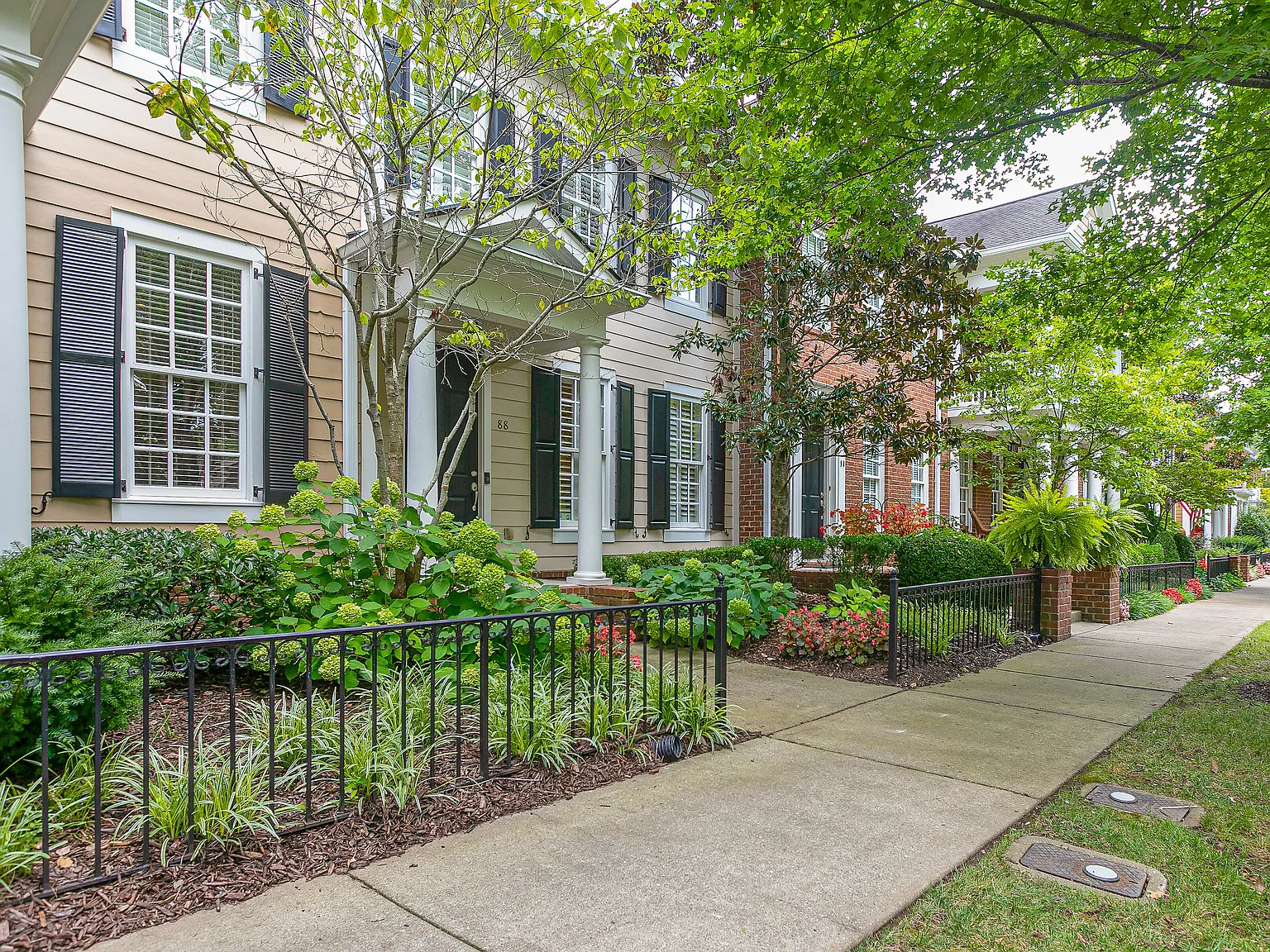 2 bed, 2.5 bath, 1926 sqft, $4,000 — Photo 2