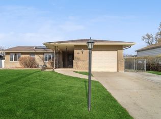 590 Verde Ln, Elk Grove Village, IL 60007