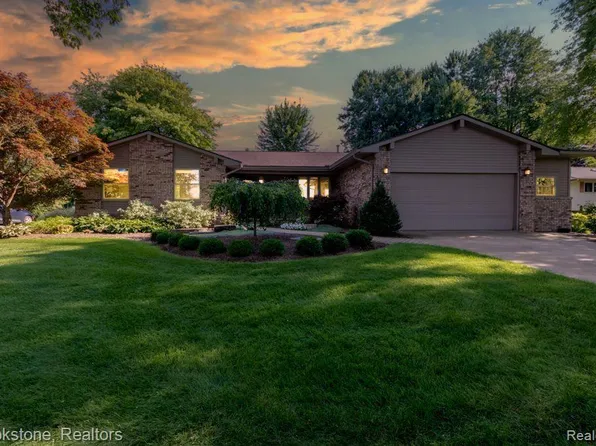 1748 Imperial Dr, Highland, MI 48356