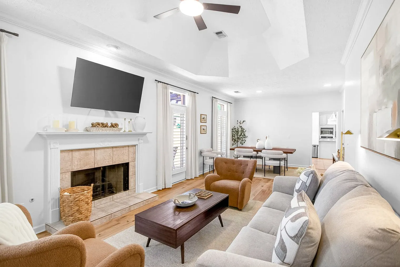 3 bed, 2.0 bath, 1571 sqft, $6,412 — Photo 3