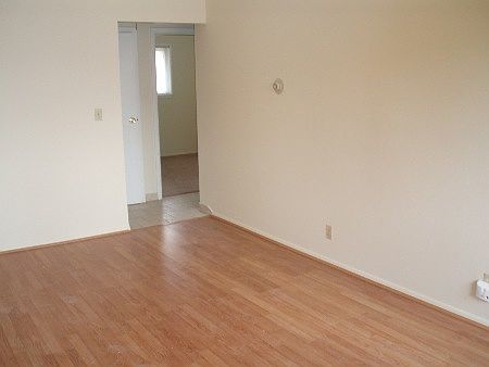 2nd image of 1589 Hawthorne Dr APT 8