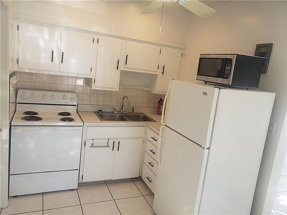 4th image of 1109 NE 1st St APT 1