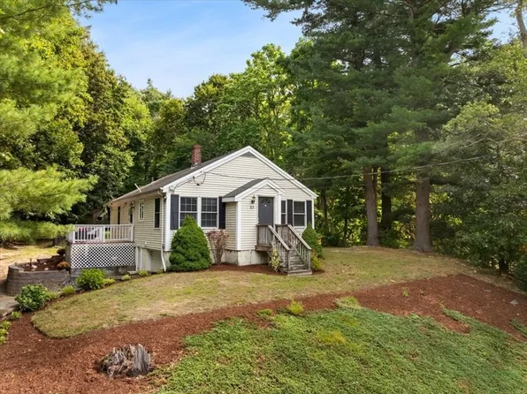 53 Elm St, Halifax, MA 02338