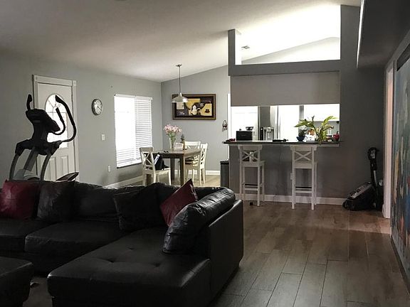 5th image of 143 E Tarpon Ave