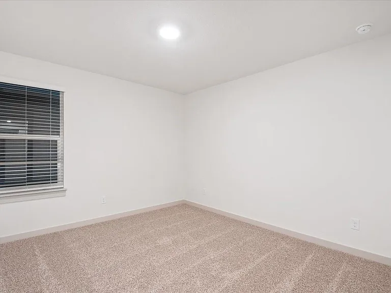 224 Fairfax Ave — Photo 12