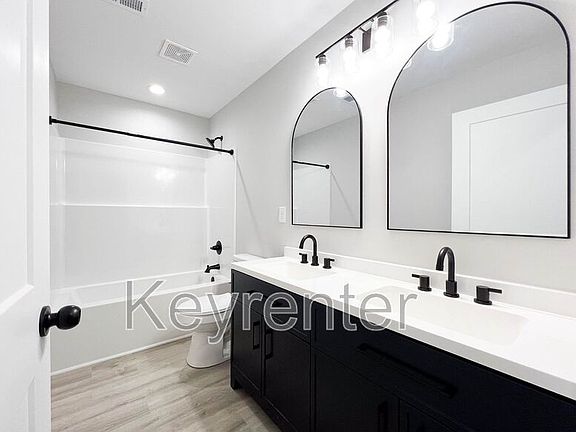 5th image of 2709 Summit Ave NE