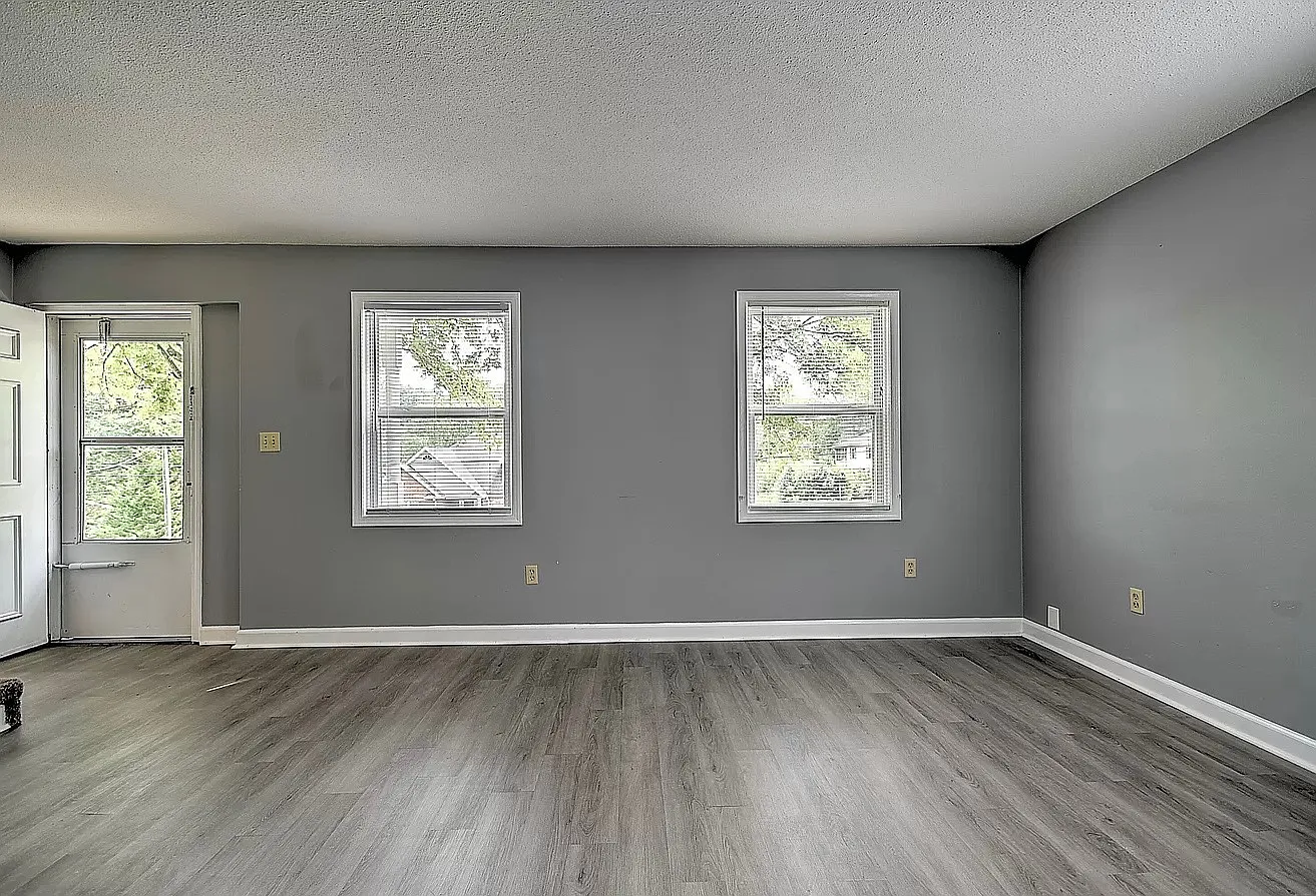 311 Redstone Dr — Photo 2