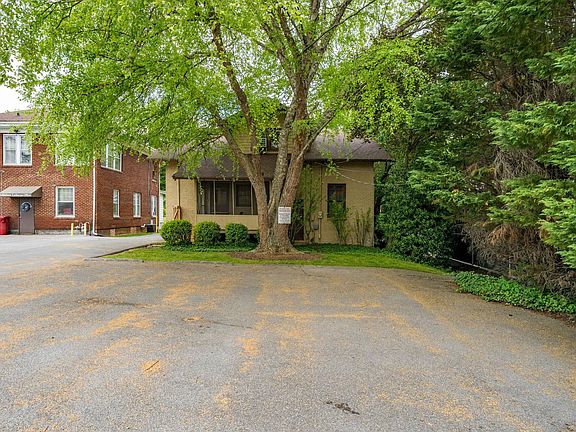 3rd image of 202 E Unaka Ave
