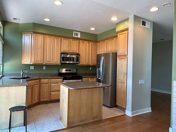4th image of 912 S Lone Pine Ln