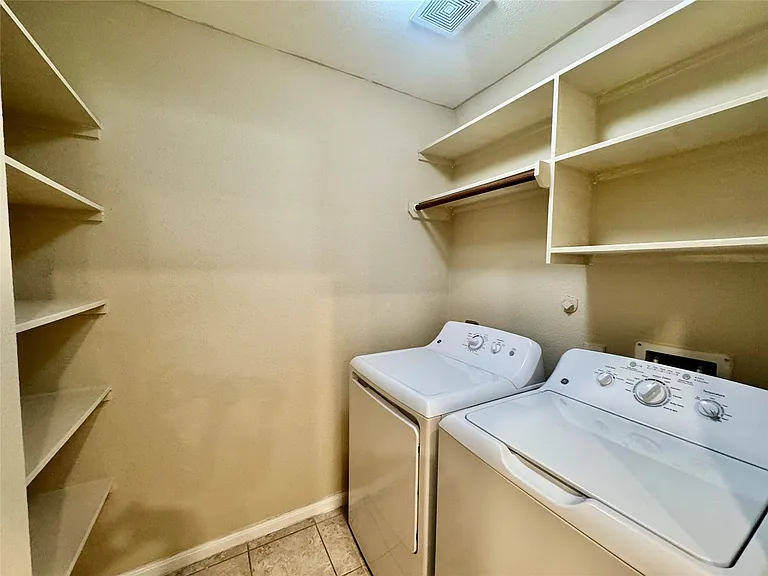 2303 Corry Crest Cir — Photo 21