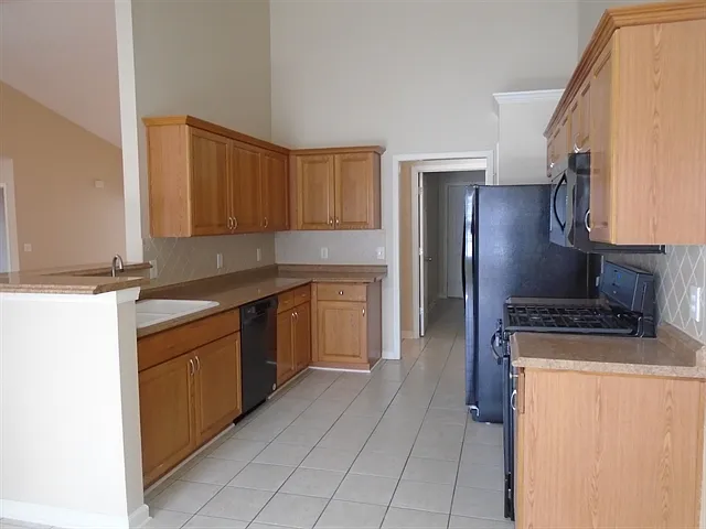 629 Victorian Cir — Photo 2
