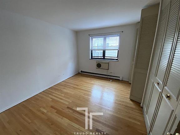 4th image of 455 W Aldine Ave