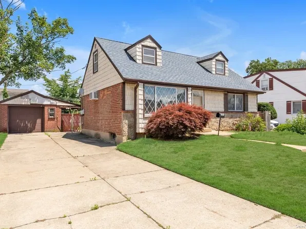 1076 Lorraine Dr, Franklin Square, NY 11010