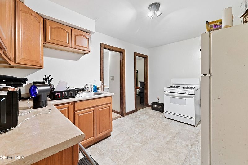 5th image of 12 E Clinton Street