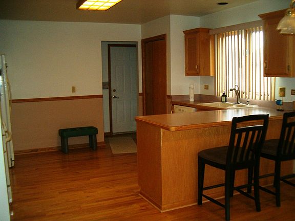 wood floors/breakfast bar