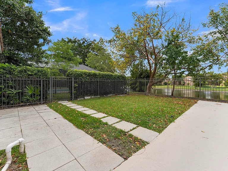 10084 Camelback Ln — Photo 15