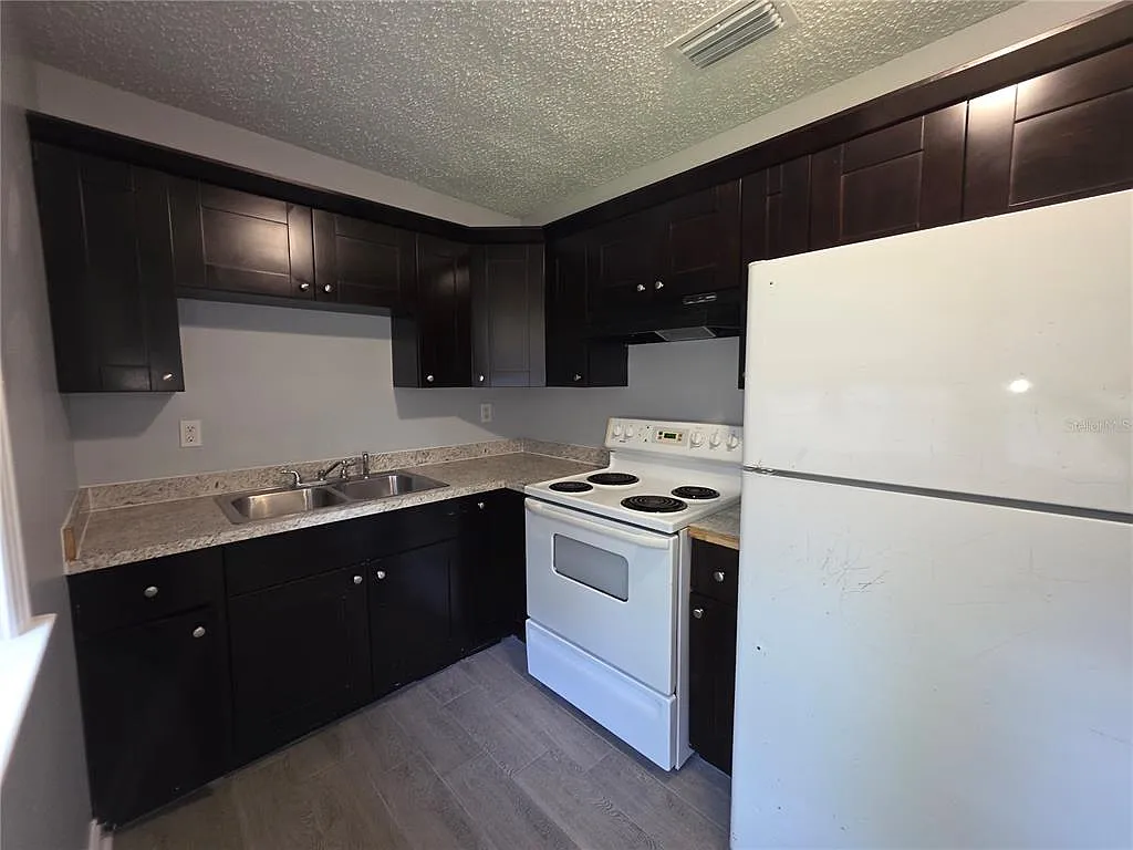 4 bed, 2.0 bath, 1034 sqft, $1,625 — Photo 3
