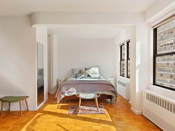 245 East 24th Street image 4 of 11