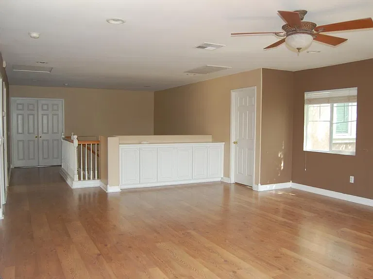 Loft (2nd floor)