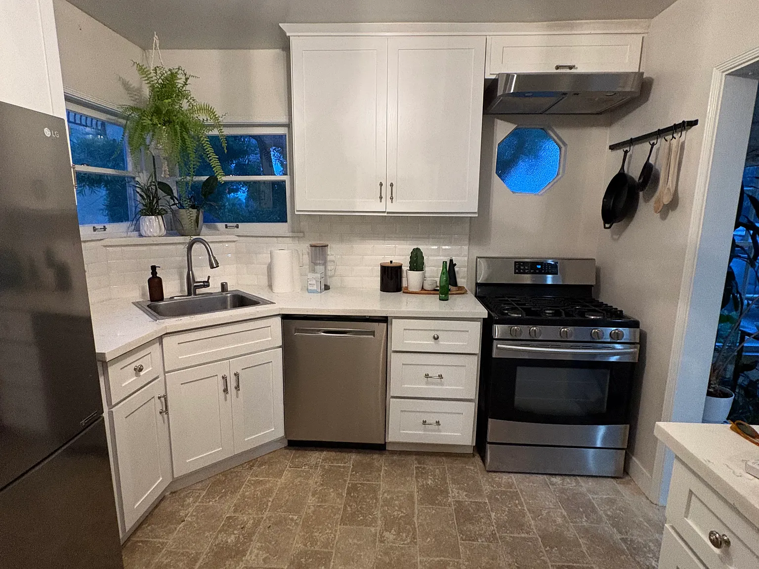 3 bed, 1100 sqft, $5,600 — Photo 3