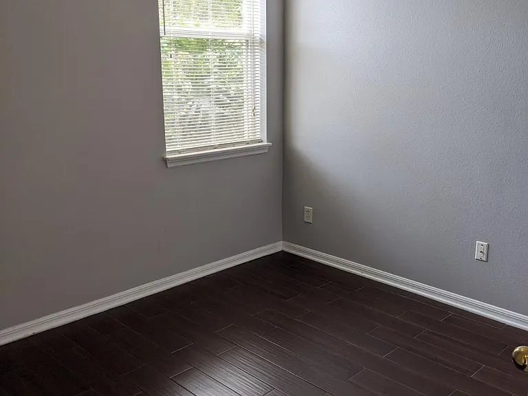 750 Lake Cove Pointe Cir — Photo 8