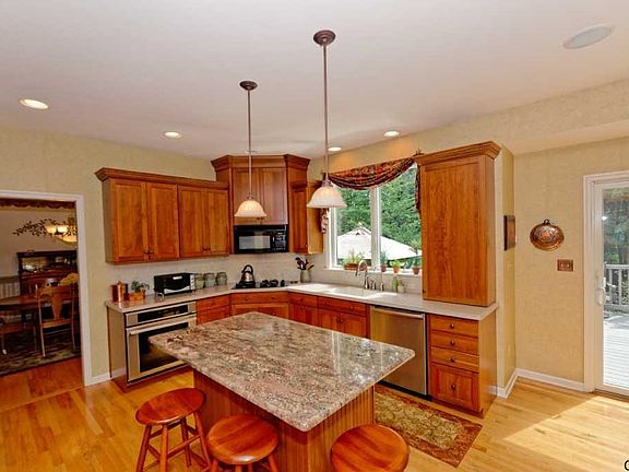 4th image of 81 E Claremont Dr