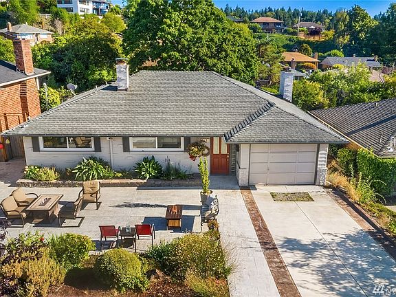 You'll appreciate the beautiful quiet urban oasis found here.