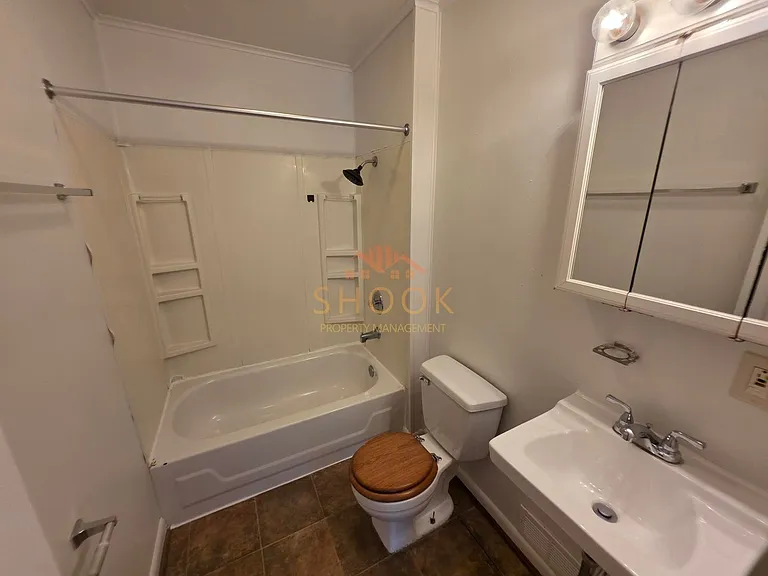 1600 Ferry St — Photo 11