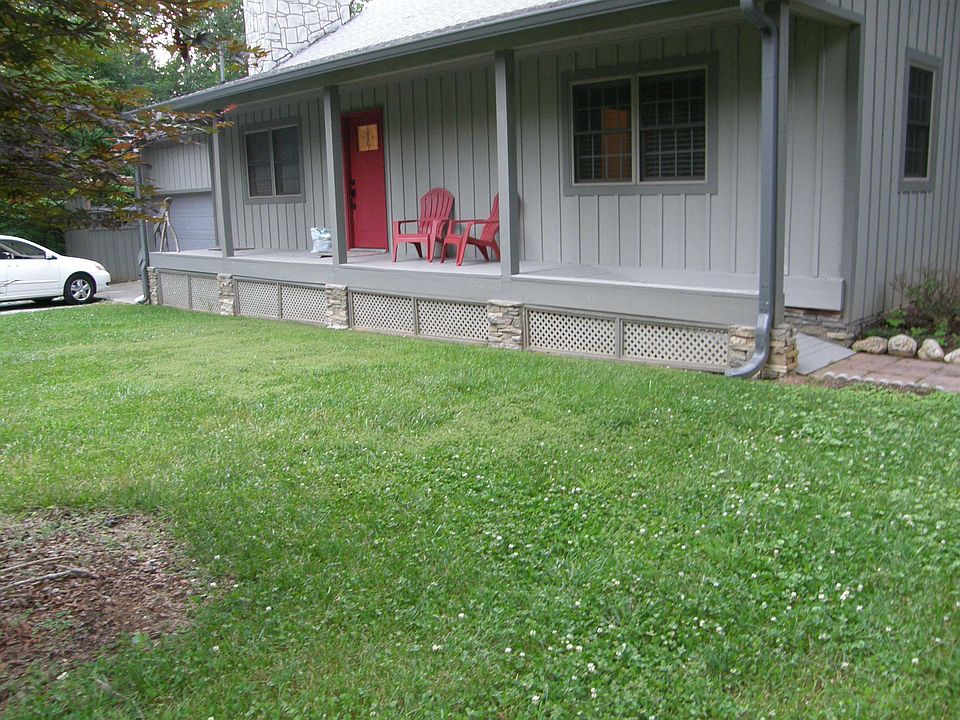 Front view 146 Lakeside Trce