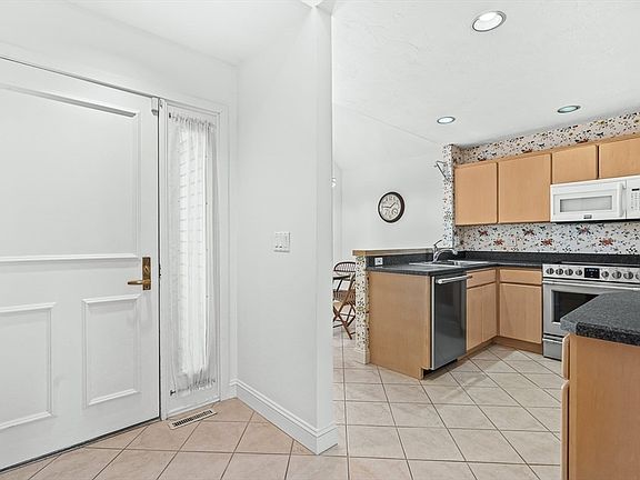 3rd image of 7 Wainwright Rd Unit 107