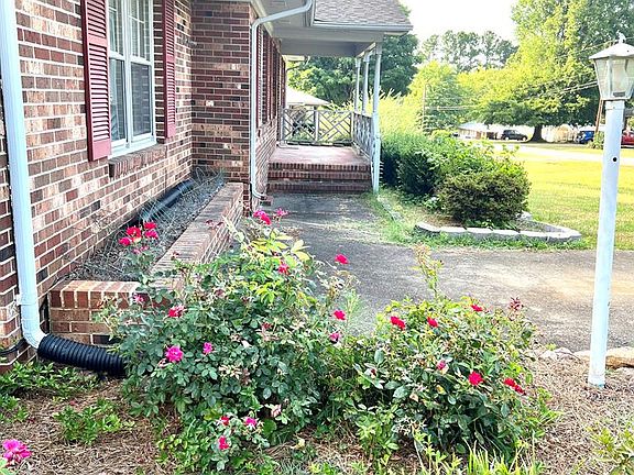 4th image of 1049 E Oak Hill Dr