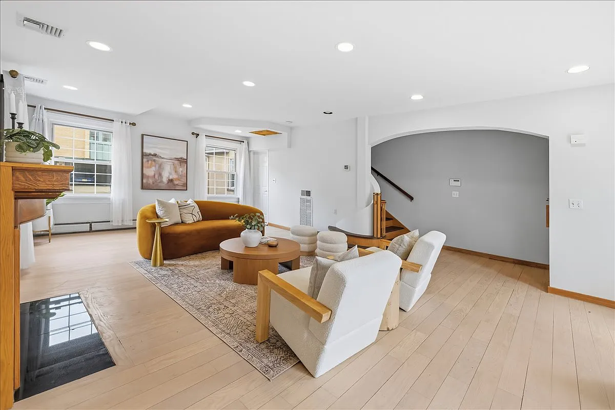 5 bed, 1.5 bath, 3500 sqft, $4,500 — Photo 4