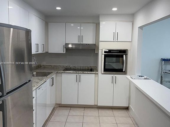 5th image of 19390 Collins Ave APT 308