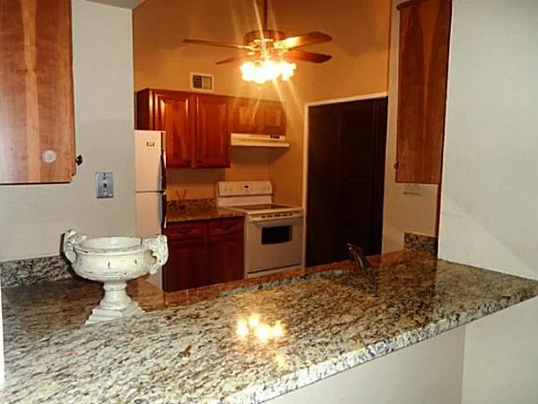 503 Westover Dr — Photo 3