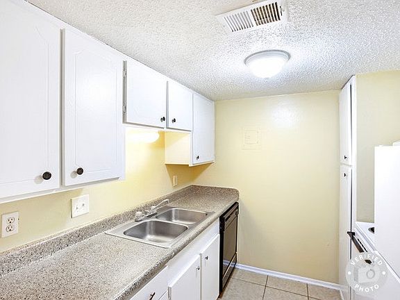 4th image of 1025 W Pioneer Pkwy APT D