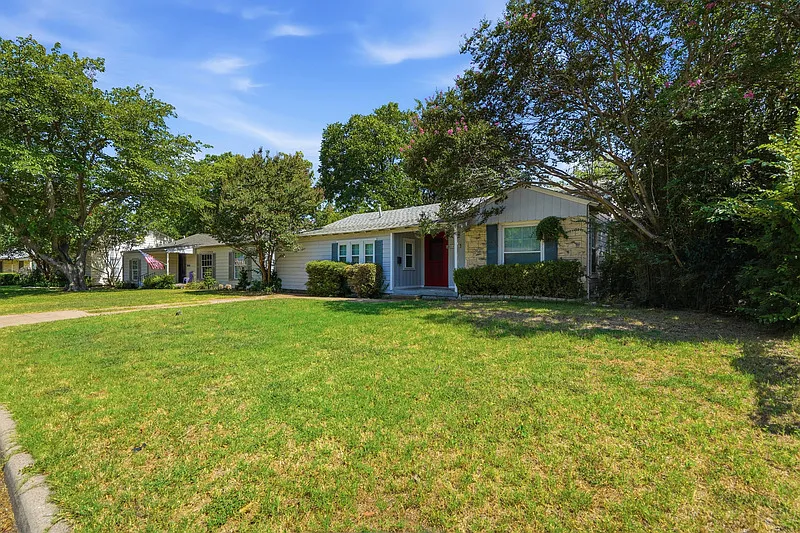3 bed, 1.0 bath, 1332 sqft, $2,100 — Photo 3