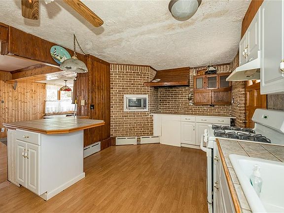 3rd image of 708 Laurel Blvd