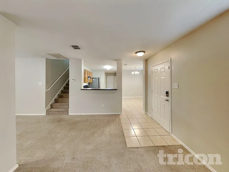 2338 Manchester Ln — Photo 4