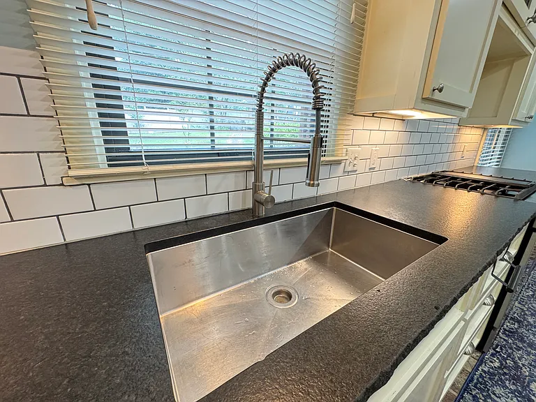 425 E Seneca St — Photo 30