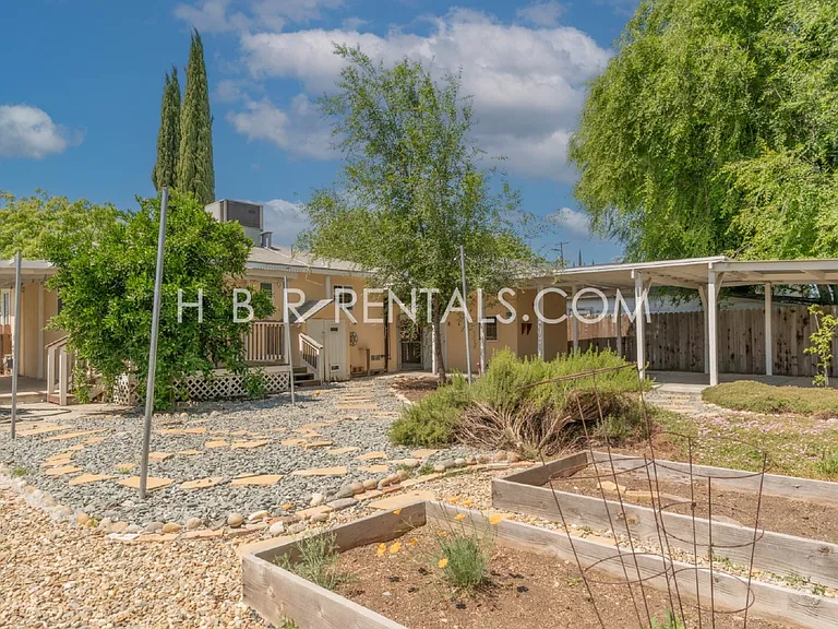 1650 Bessie Ave — Photo 16