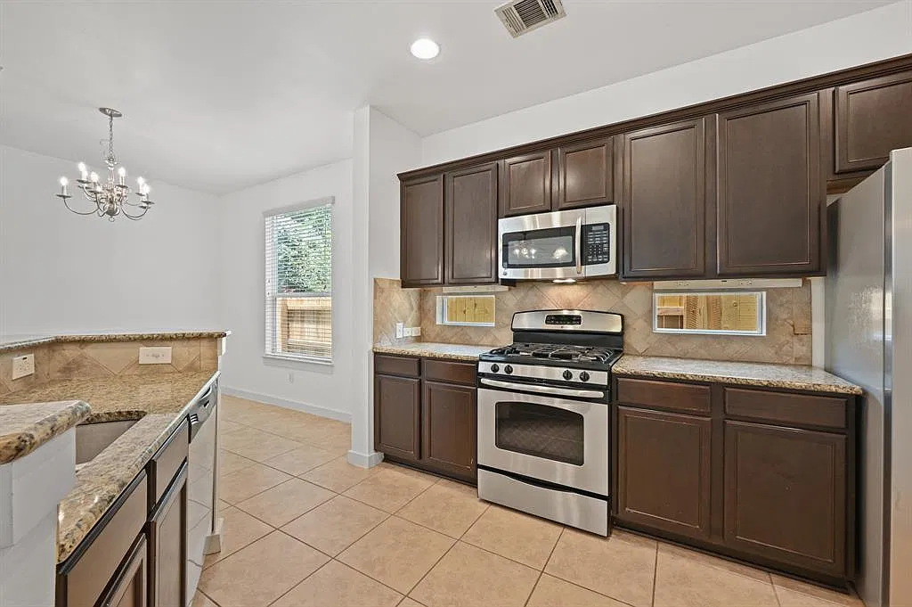3 bed, 2.5 bath, 1817 sqft, $2,650 — Photo 4