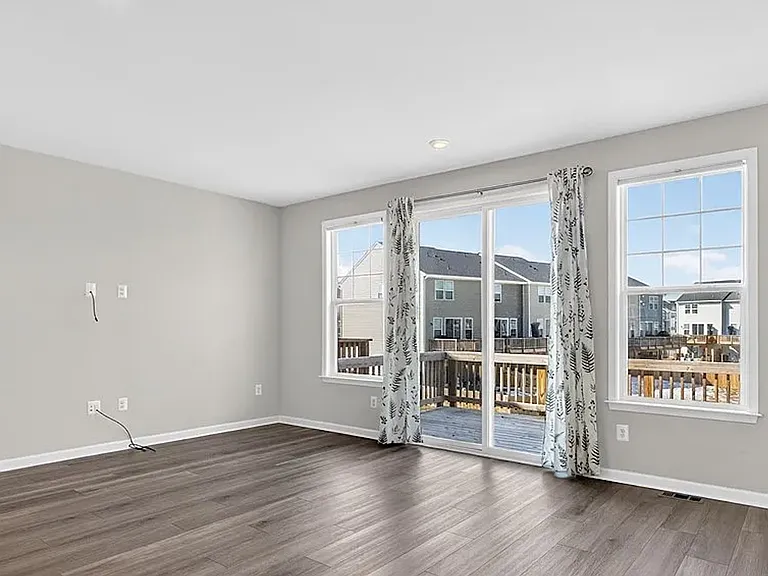 633 Eking Green Dr — Photo 3