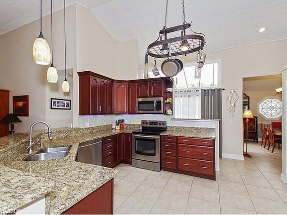 4th image of 105 W Greentree Ln