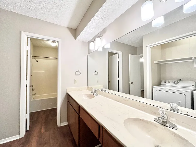 1247 Dallas Dr — Photo 9