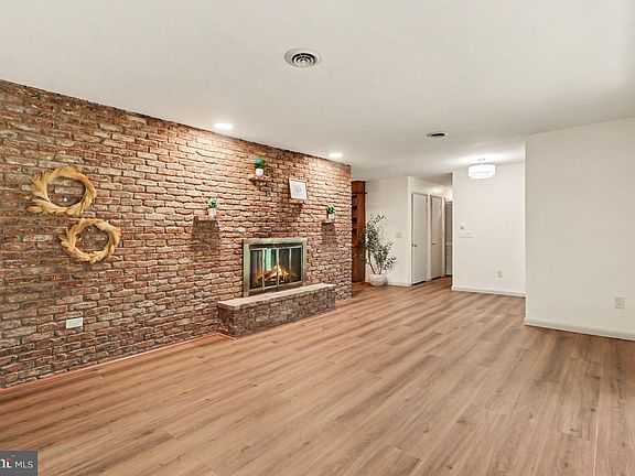 5th image of 300 Timber Ln