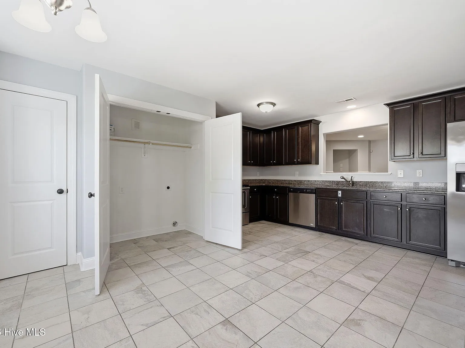 3 bed, 2.5 bath, $1,700 — Photo 4