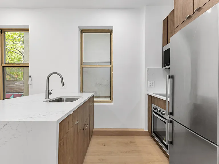 246 E 53rd St #3B — Photo 2