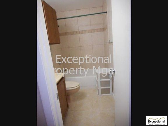 5th image of 813 SW 32nd Ter