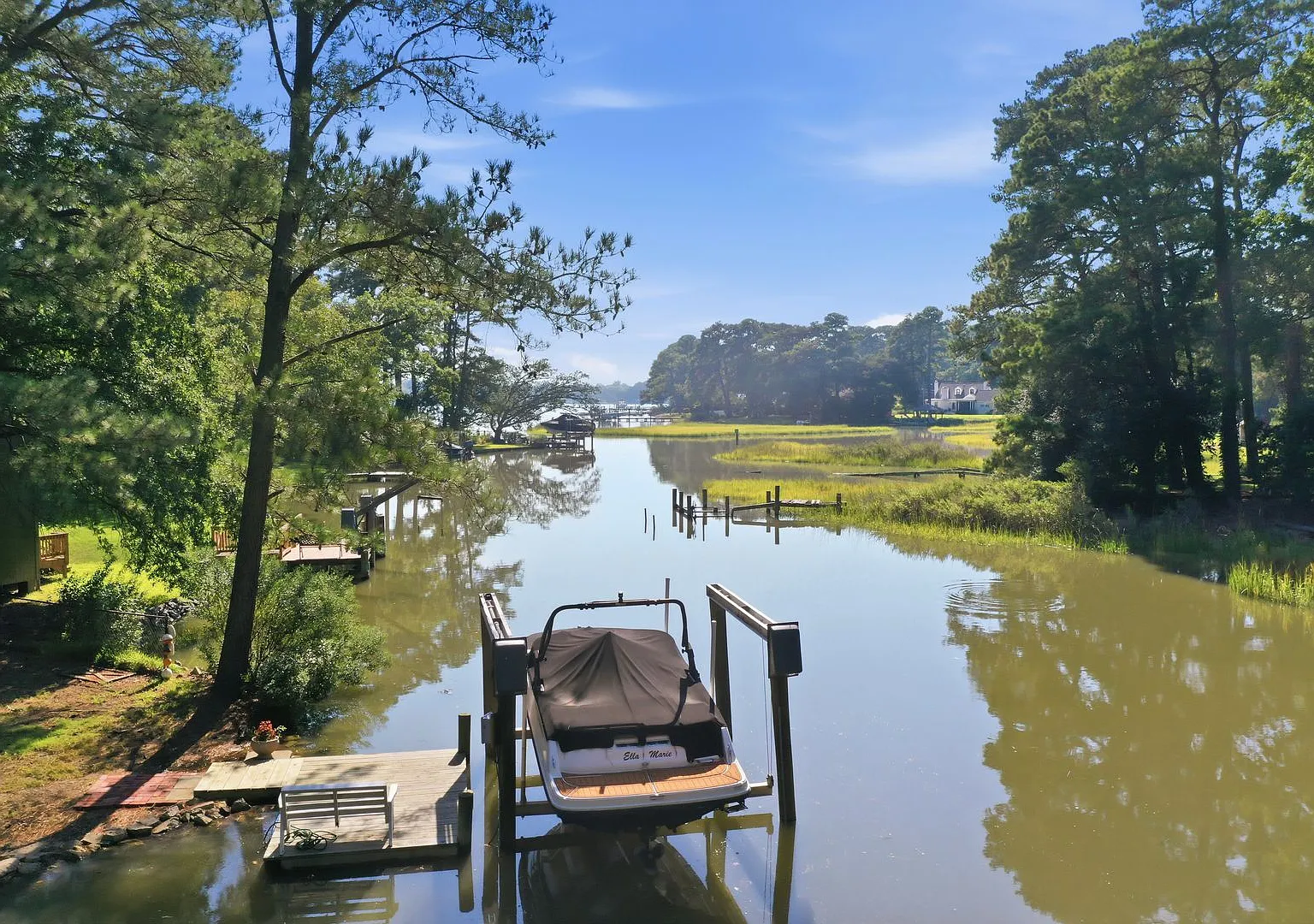 A Waterfront Home w/Dock! Ready 10-15-26! A Darling Cape Cod, Pet Friendly, Fenced, Detached Gara... — Photo 4